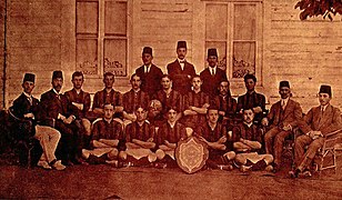 Sağdan ve Önden Birinci: Nasuhi Bey (Katib-i Umumi ve Murahhas), Doktor Hamit Bey, Hikmet Bey, Nüzhet Bey, Kamil Bey (Kaptan), Nuri Bey, Sait Bey, Reis Hulusi Beyefendi, Hulki Bey İkinci Sıra: Mateosyan Efendi, Sabri Bey, Arif Bey, Mösyö Wilhelm, Galip Bey (Heyet-i İdare Reisi), Kemal Bey, Said Bey Üçüncü Sıra: Yahya Bey (Kasadar), Zeki Bey, Elkatip Mustafa Bey (İkinci, Üçüncü ve Dördüncü Takım Kaptanı)