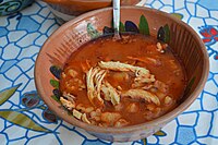 Kırmızı pozole, Meksiko'da servis edilirken