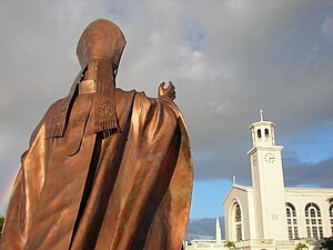 Sweet Non Mari Katedral ak yon estati Pap Jan Pòl II te pran nan Hagåtña (Guam).