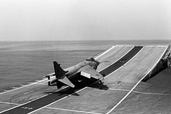 Angol Haditengerészeti Sea Harrier FRS.1 az HMS Invincible fedélzetéről száll fel ugrósánc segítségével.