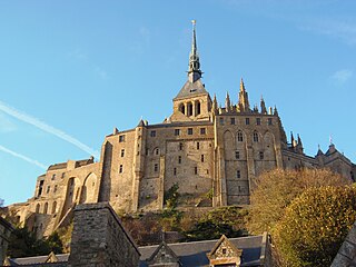 Cambres de l'abat, amb, en particular, les bases anellades col·locades entre els contraforts que demostren una preocupació decorativa