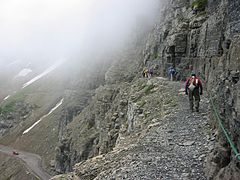 Glacier Ulusal Parkı'nda Highline Yürüyüş Patikasının "Garden Wall" kısmında trekçiler