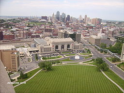 Vy av Kansas City med Union Station mitt i bilden.