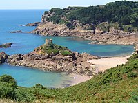 Portelet Tower auf der L’Île au Guerdain bei Ebbe