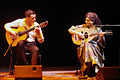 Le guitariste flamenco Carlos Piñana dialoguant avec Waed Bouhassoun, une chanteuse syrienne renommée, jouant également de l'oud (luth).