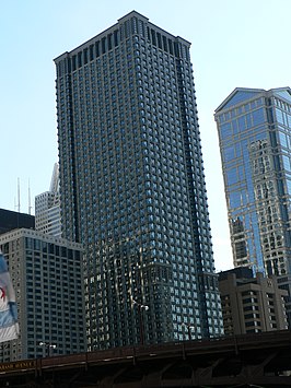 Het Leo Burnett Building met rechts 77 West Wacker Drive