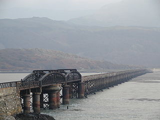 Pont reilffordd Abermaw sy'n croesu'r aber