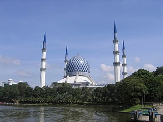 <span class="mw-page-title-main">Sultan Salahuddin Abdul Aziz Mosque</span> Mosque in Shah Alam, Selangor, Malaysia