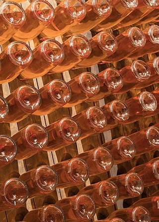 <span class="mw-page-title-main">Rosé</span> Type of wine with some color from grape skins