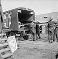 Le 5 octobre 1944, des militaires de l'armée du Royaume-Uni opérant alors en Belgique débarquent, sur un brancard, un blessé d’un camion ambulance qui l'a évacué vers un poste médical avancé.