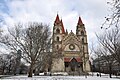 La facciata della chiesa vista dal parco di Mexikoplatz