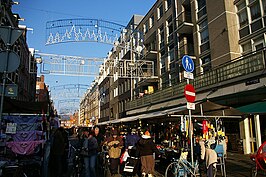 De markt in de Ten Katestraat, net na kerst 2008.