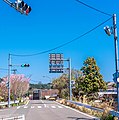 創業地（右奥）に最も近いLED信号交差点 新野町入田方面