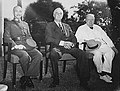 Ĉiang Kai-ŝek de Ĉinio, Roosevelt, kaj Winston Churchill de Britio ĉe la Kairo Konferenco en 1943.