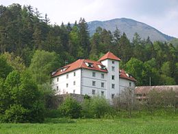 Grad Turn, v ozadju gora Zaplata