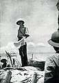 太平洋戦争中のフィリピンに於ける日本陸軍士官（右手前）。中央（盛厚王）と左奥の人物は九八式防暑帽を着用