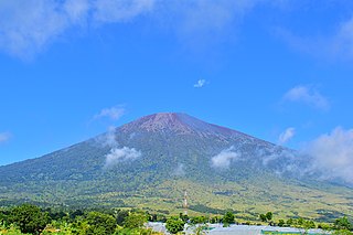 <span class="mw-page-title-main">Mount Rinjani</span> Volcano in Lombok, Indonesia