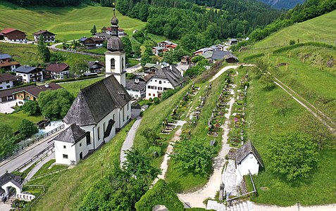 Kirche von hinten mit einem Teil des Bergfriedhofs