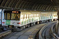 Leitschienenbahn auf Gummireifen ohne ergänzende Stahlräder bei der U-Bahn Sapporo