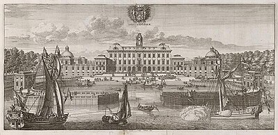 Drottningholm i 1692, fra Suecia antiqua et hodierna. Kobberstikk av Wilhelm Swidde. Venstre bilde: Fasade mot vest med et idealbilde av Broderiparterren. Høyre bilde: Fasade mot øst med havneanlegget.