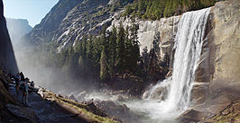 Mist Trail is een populair, kort wandelpad langs de Merced tot aan Vernal Fall.