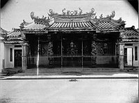 Voorgevel van de Chinese tempel te Makassar