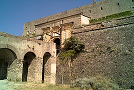 Vue d’une forteresse avec pont-levis.