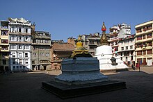 Kathmandu-Old City-08-Platz mit Stupa-2007-gje.jpg