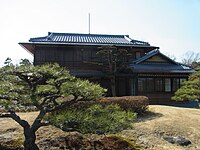 西園寺公爵家の別荘だった和館「坐漁荘」。大正9年に西園寺公望公爵が静岡県興津に建設したもので、邸内には竹の意匠をふんだんに用いているのが特徴的である。昭和4年の増築で洋室も加えられた。現在は愛知県犬山市にある博物館明治村に移築されている[192]。