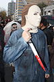 Gizon bat Halloween filmeko Michael Myers pertsonaiaz mozorrotua.