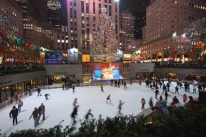 A Prométheusz-szobor a Rockefeller Center karácsonyfája alatt, előtte a korcsolyapálya