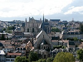 Centro histórico de Poitiers com a Igreja de Saint-Radegund, a Catedral de São Pedro e o Palácio da Justiça em segundo plano