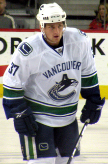 Photographie de Rick Rypien sous le maillot blanc des Canucks de Vancouver