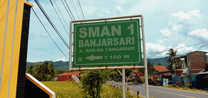 Papan nama SMA Negeri 1 Banjarsari