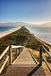 Tanah genting berpasir "The Neck" yang menghubungkan Pulau Bruny Utara dan Selatan di Tasmania, Australia.