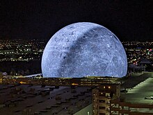 De externe led-panelen verlicht om de Maan weer te geven