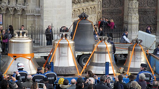 Quatre des nouvelles cloches de Notre-Dame à leur arrivée devant la cathédrale le 31 janvier 2013.