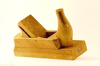 A wooden smoothing plane. Hoevl.jpg