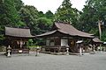 境内 本殿（中央）の左手に若宮神社、右手に三宮神社と天神宮神社。