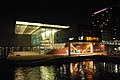 Muziekgebouw aan 't IJ ("Ij kıyısındaki Müzik Yapısı) ve yan tarafında kara çıkıntı biçiminde Bimhuis