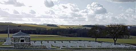 Le cimetière britannique, avec en arrière-plan Chambrecy,