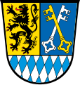 Landkreis Berchtesgadener Land Über Schildfuß mit den bayerischen Rauten gespalten von Gold und Blau; vorne ein rot bewehrter schwarzer Löwe, hinten schräg gekreuzt ein goldener und ein silberner Schlüssel.