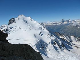 Le versant Nord du Dom des Mischabel avec, au loin, le Cervin