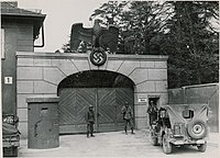 Giat entreilys dys Sleih-champ Dachau ayns 1945 lesh sidooryn Americaanagh