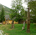 Des statues étranges à l'entrée du village