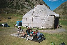 Jurtában élő család az Iszik-köl (Iszik-tó) közelében