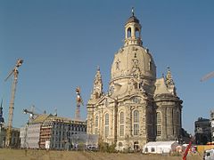 La Frauenkirche le 30 octobre 2005, parachevée et dévoilée, au milieu du centre-ville encore en reconstruction.