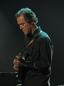 Leisz playing mandolin in Eric Clapton's band in 2013