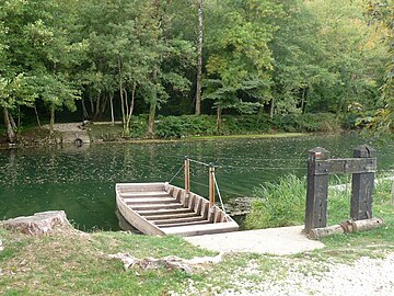 Le GR 36 traverse la Charente par un bac.