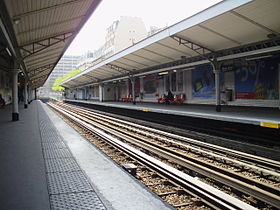 Les quais de la station, vus en direction de Charles de Gaulle - Étoile.